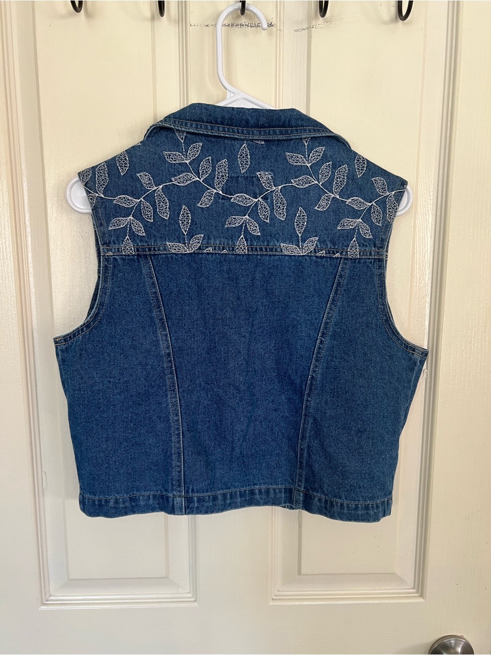 Isabel USA Embroidered Leaf Denim Vest Blue Jean Button Front Size Large - Picture 6 of 8